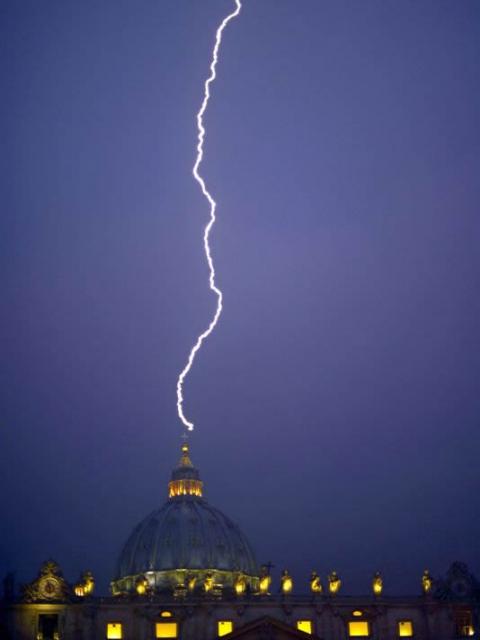 One lightning bolt hit St. Basilica’s dome twice the night the Pope resigned