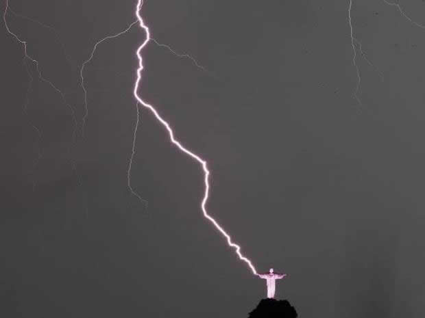 Rio-de-Janeiro-statue-of-Christ-lightening-strike